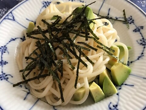 アボカドと刻み海苔の焼きうどん